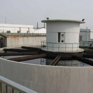 適用于大型污水處理廠和大型供水廠的刮泥裝置 